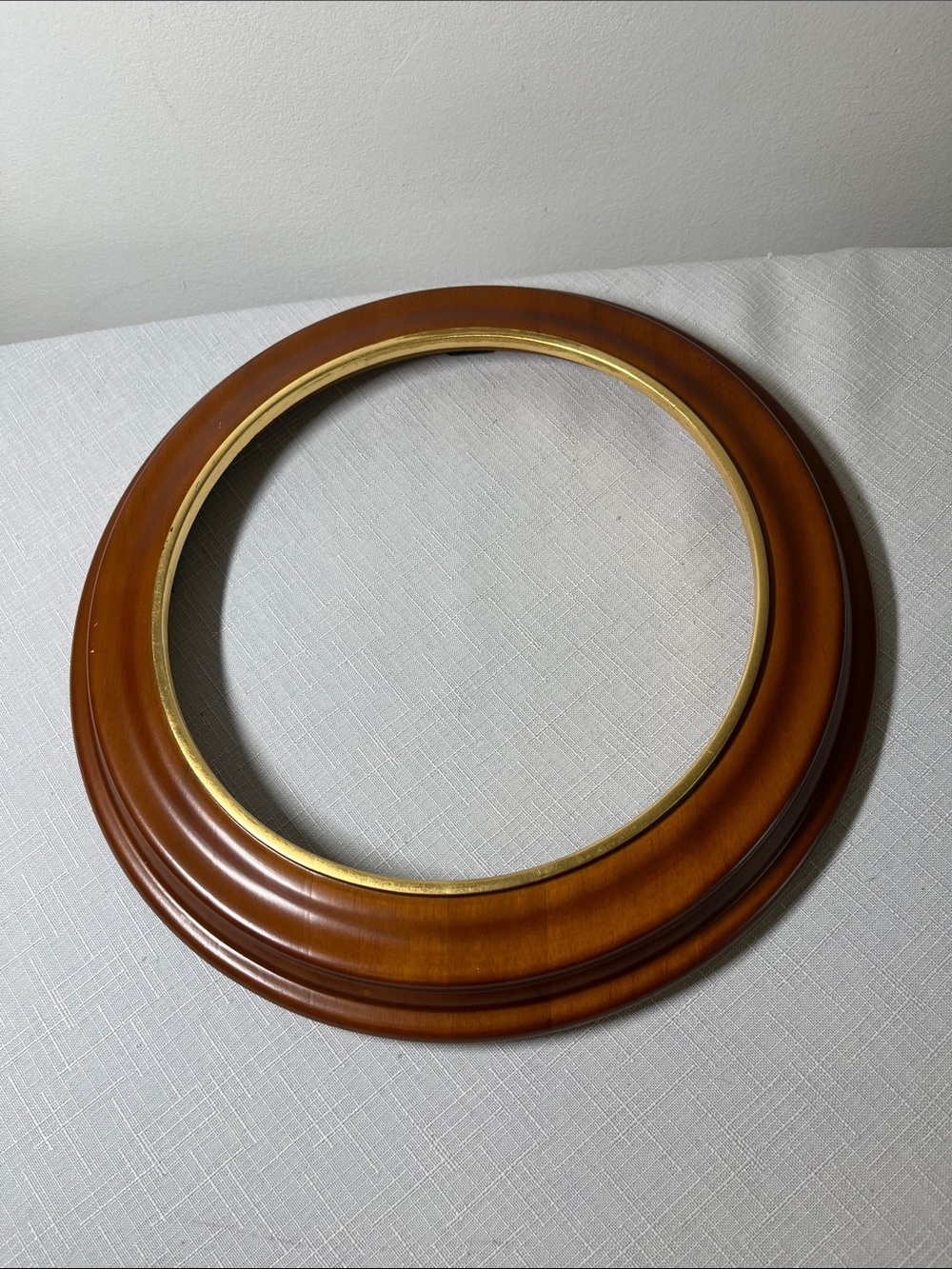 VANHYGAN & SMYTHE Round Wooden Plate Frame with Gold Inner Trim - Warm Brown